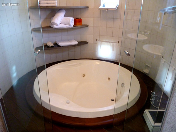 Jacuzzy en bao principal en suite.