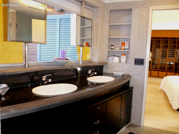 Doble lavabo y espejos individuales móviles, mobiliario de diseño moderno y en perfecto estado.