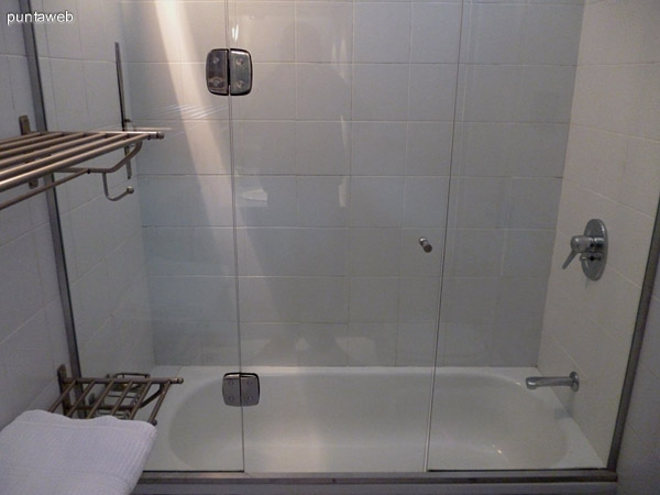 Baño en suite completo equipado con bañera y ventilación exterior.