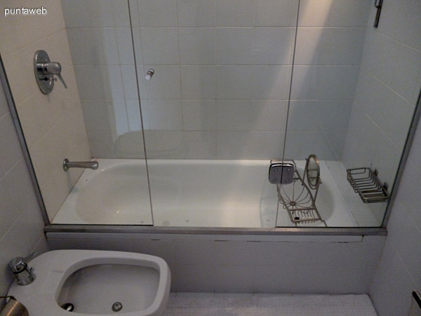 Tercer baño en suite equipado con bañera y artefactos de nivel.<br>Ventilación exterior.