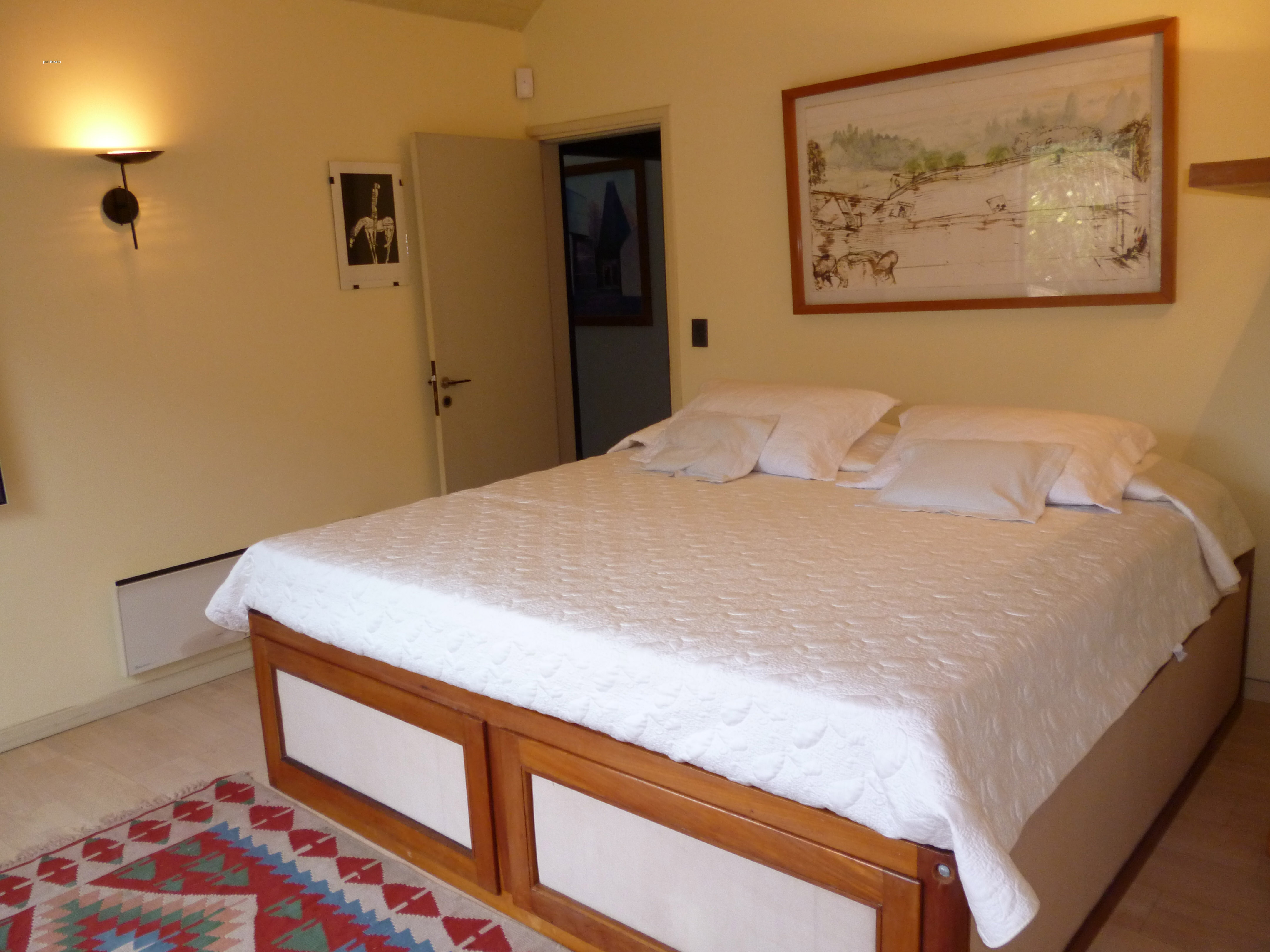Cuarto dormitorio en suite de excelentes dimensiones, luminosos a toda hora, equipado con cama de dos plazas.