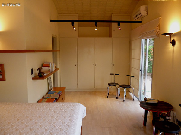 Cuarto dormitorio en suite, cuenta con acceso a jardn interno de la propiedad.