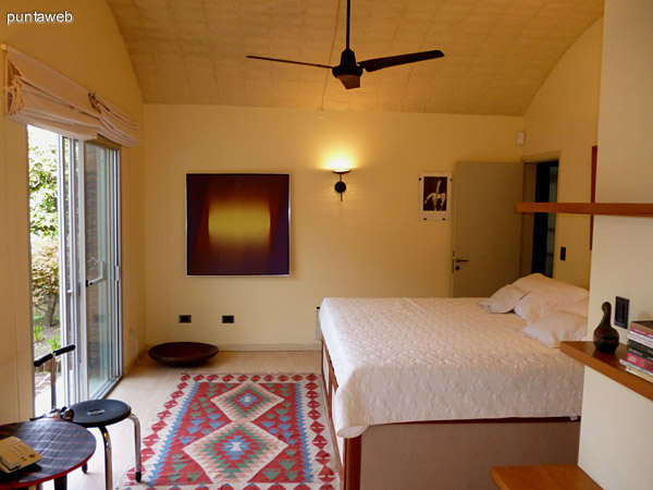 Amplio dormitorio en suite con acceso a jardín interno y ventilador entre sus atributos.