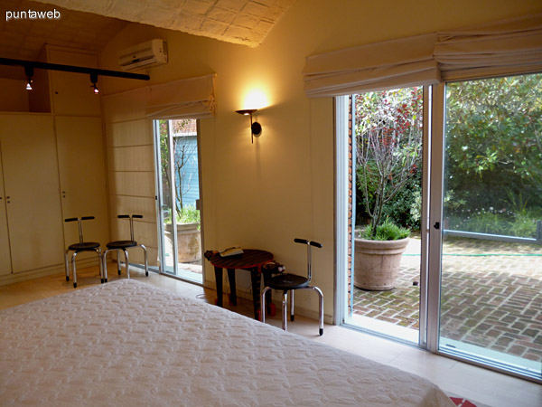 Cuarto dormitorio en suite, cuenta con split frío/calor, ventilador y acceso a jardín interno.