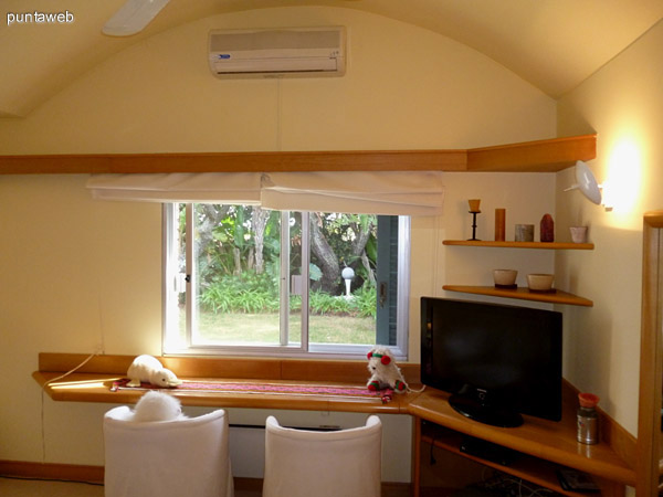 Quinto dormitorio cuenta con ventilador y split frío/calor.