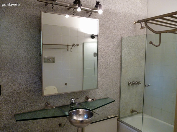 Quinto baño en suite, artefactos de excelente nivel, ventilación exterior. Bañera.