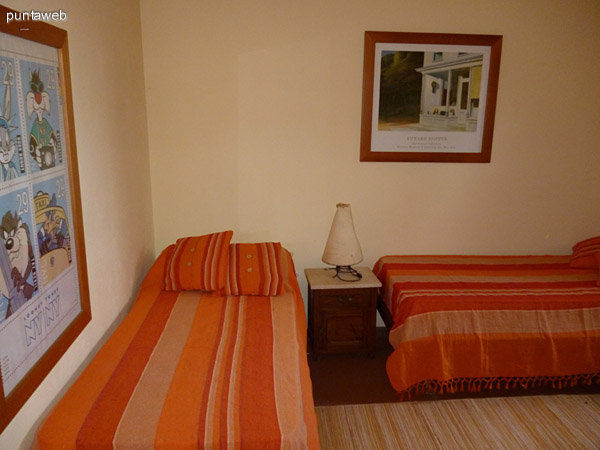 Dormitorio de servicio equipado con dos camas de una plaza.