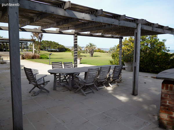 Hermosa pergola con muebles de exterior para compartir almuerzos, cenas o un rato al aire libre en familia o con amigos.