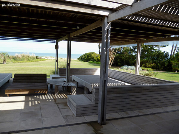 Hermosa pergola usada como zona de relax en das y noches de verano.