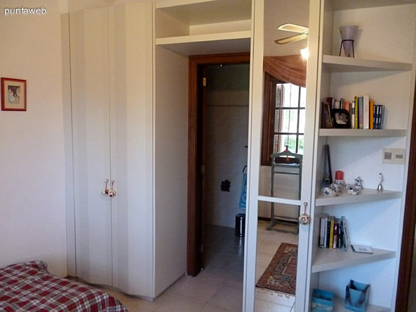 Placares y repisas en segundo dormitorio en suite.