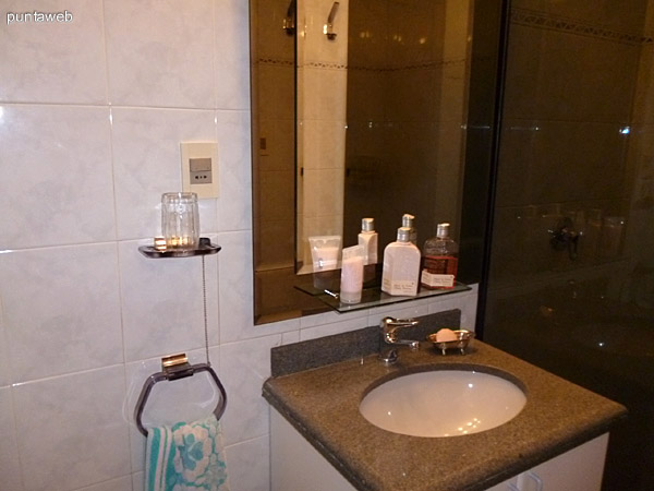 Segundo baño en suite, completo, lavabo y ducha.