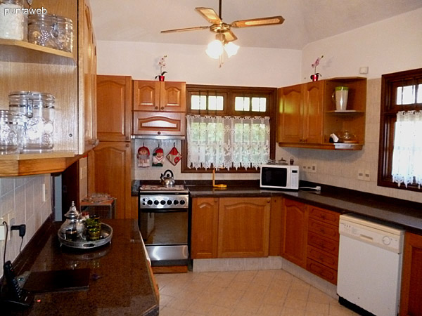 Amplia cocina muy bien equipada con mobiliario de nivel, ventilación exterior, lavavajillas y lavaropa.