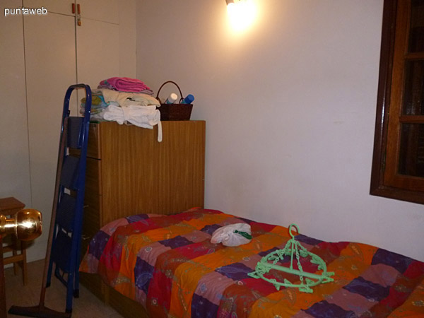 Dormitorio con cama marinera y amplios placares que se mantienen cerrados en temporada.