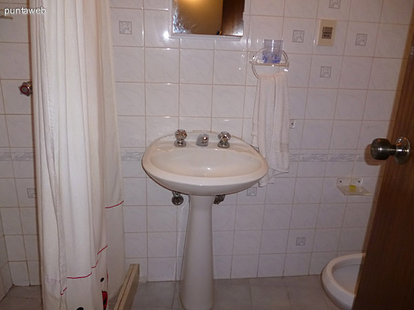 Lavabo en bao de servicio.