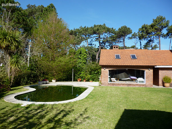 Hermoso jardn bien cuidad, piscina funcional lista para su uso en temporada.