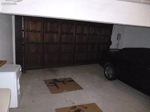 Garage con portón eléctrico con espacio físico para dos vehículos, disponible solo un lugar dado que el auto queda guardado durante el alquiler.