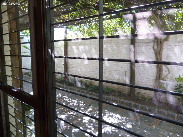 Vista general del living comedor desde el acceso a la cocina hacia el frente.<br><br>Al fondo de la imagen el televisor de pantalla plana.