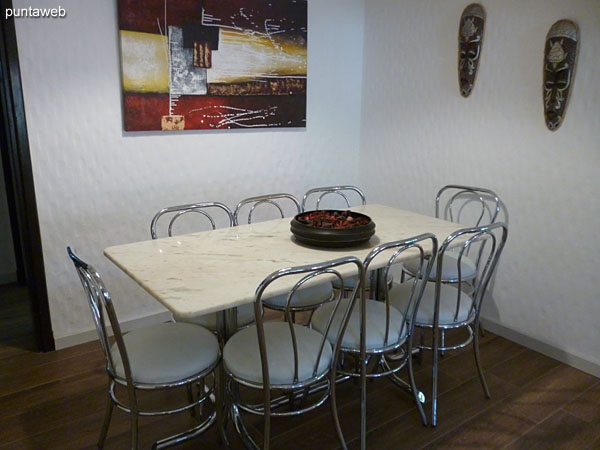 Vista general del living desde el acceso a los cuartos hacia la puerta de entrada de la casa.<br><br>A la izquierda de la imagen, la puerta ventana que conecta con la galer�a que oficia de cochera para cuatro autos.