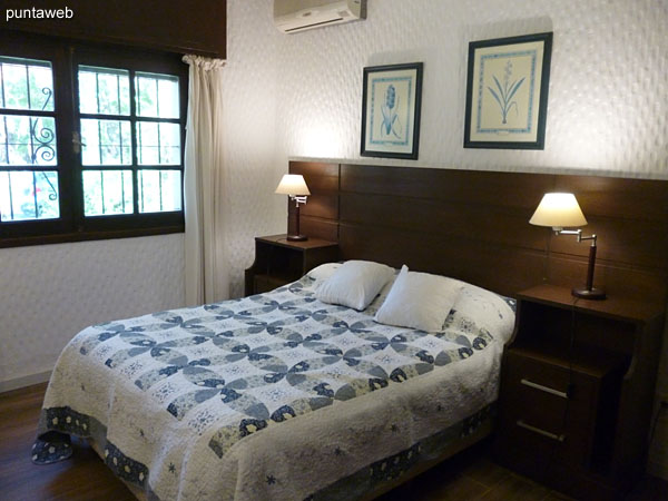 Espacio del comedor naturalmente delimitado por una diferencia de altura en el techo.<br><br>Acondicionado con mesa rectangular en m�rmol con ocho sillas en metal.