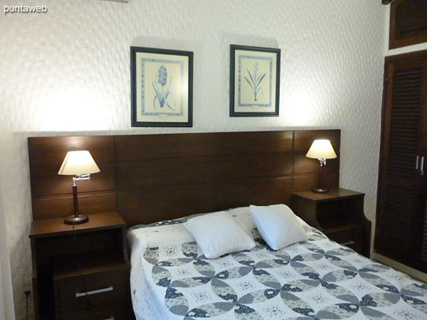 Detalle del espacio del comedor acondicionado con mesa rectangular en m�rmol y ocho sillas.