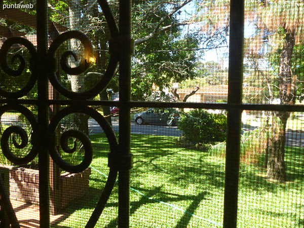 Detail alhajamiento the double bed in the main bedroom.