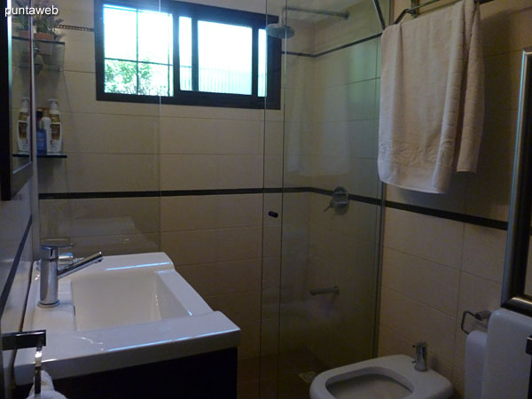 Detalle del alhajamiento de la cama matrimonial del dormitorio principal.