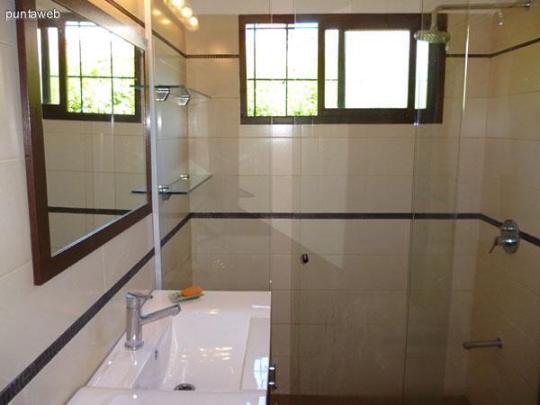 Vista desde la ventana del dormitorio principal hacia el frente de la casa.