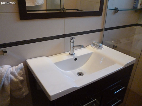 Ba�o principal. Situado afuera del dormitorio principal y acondicionado con ducha y mampara.<br><br>Cuenta con ventana exterior.