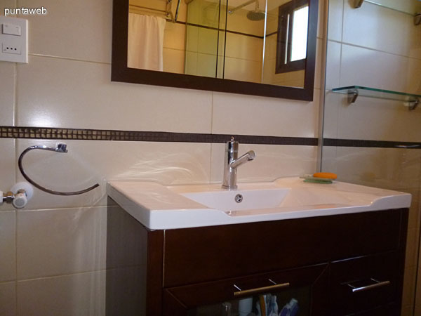 Detalle de grifer�a y artefactos sanitarios en el ba�o principal.