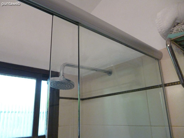 Detalle de grifer�a y artefactos sanitarios en el ba�o principal.