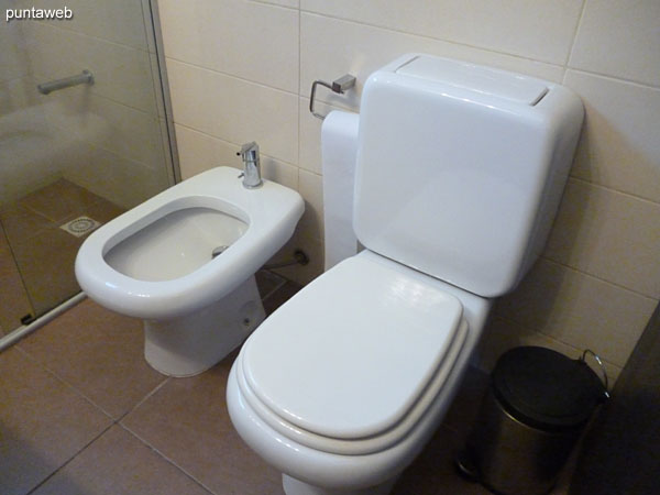 Detalle de grifer�a y artefactos sanitarios en el ba�o principal.