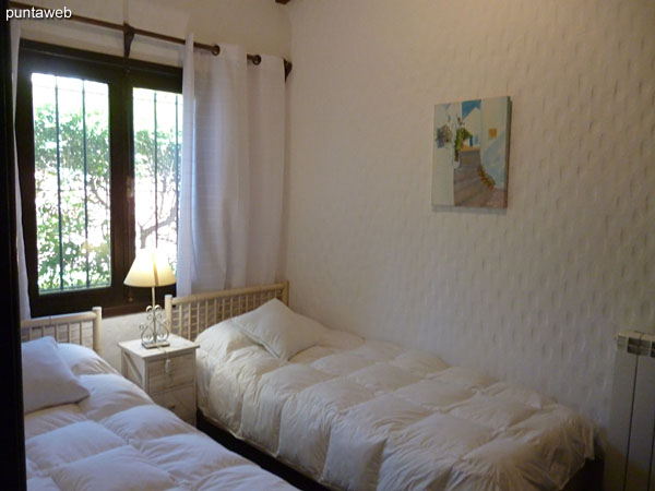 Segundo dormitorio. Situado sobre el lateral sur a continuaci�n del ba�o principal.<br><br>Est� acondicionado con dos camas individuales, una mesa de luz y un amplio placard de pared a pared y del piso al techo.