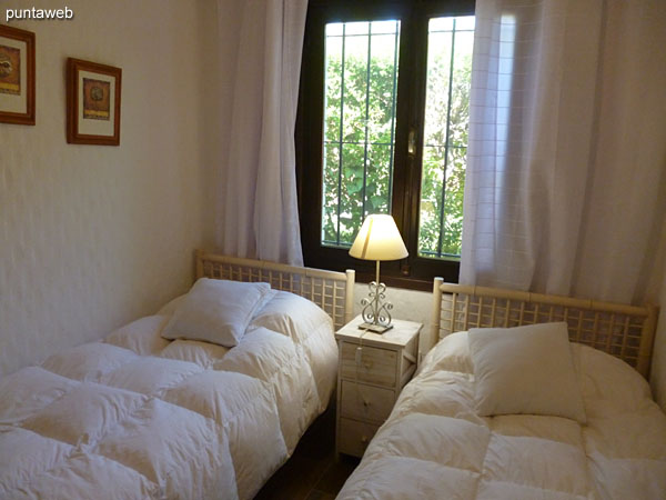 Detalle de la disposici�n de camas individuales en el segundo dormitorio.<br><br>La ventana ofrece vistas al lateral sur de la casa.