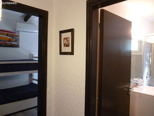 Detalle del amoblamiento del tercer dormitorio.<br><br>La ventana ofrece vistas al jard�n trasero.