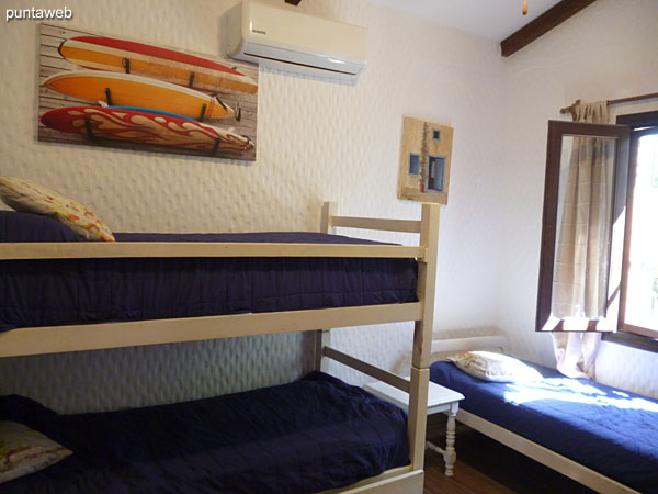 Detalle de las camas cucheta con cama marinera en el tercer dormitorio.