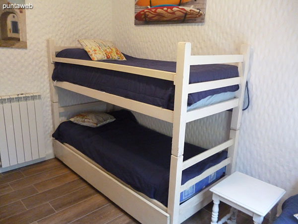 Vista desde la ventana del tercer dormitorio hacia el jard�n trasero de la casa.