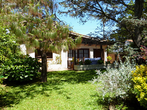 Fachada de la casa desde la calle a su frente.
