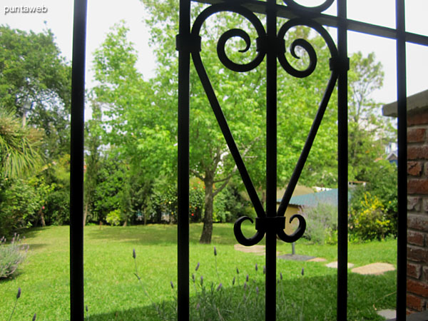Vista desde el pasillo que conecta el segundo dormitorio con el dormitorio y ba�o principales.