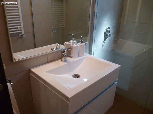 Segundo ba�o. Situado entre el tercer y cuarto dormitorio. <br><br>Detalle de grifer�a y artefactos sanitarios.