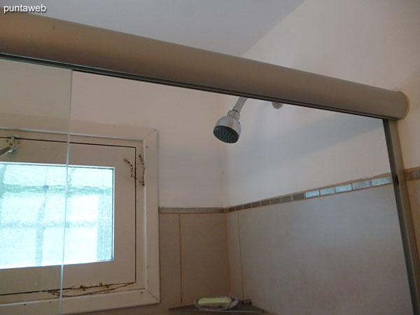 Cuarto dormitorio con ba�o en suite y acceso adicional por puerta ventana desde el jard�n trasero de la casa.<br><br>Est� acondicionado con un sof� cama con cama marinera.