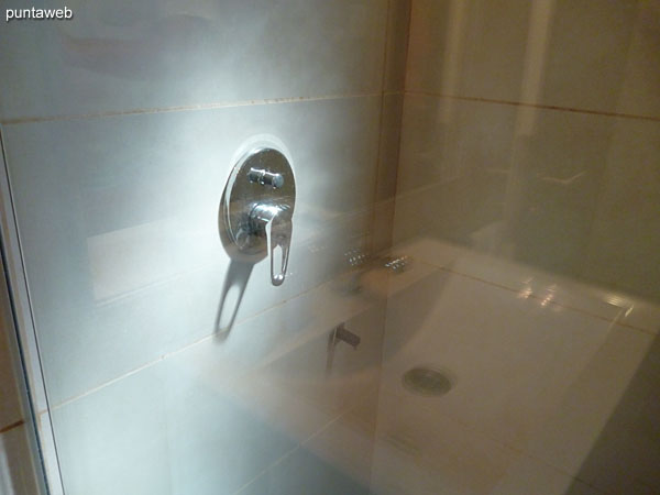 Cuarto dormitorio con ba�o en suite y acceso adicional por puerta ventana desde el jard�n trasero de la casa.<br><br>Est� acondicionado con un sof� cama con cama marinera.