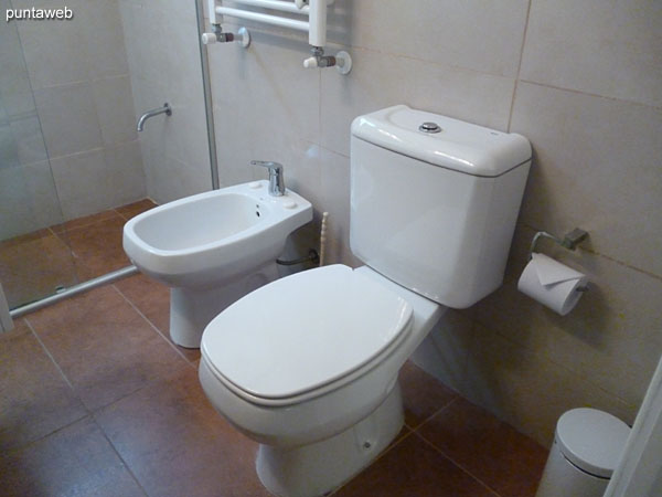 Vista del jard�n trasero de la casa desde el cuarto dormitorio.