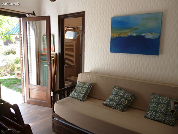 Ba�o en suite en el cuarto dormitorio. Cuenta con ventana exterior y est� acondicionado con ducha y mampara.