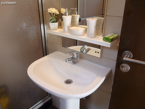 Vista general de la cocina desde su puerta de acceso desde el living.