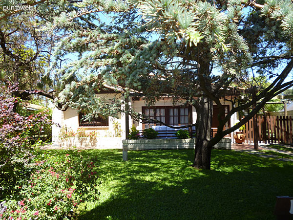 La casa dispone de un espacio de jard�n al frente y otro m�s amplio al fondo.
