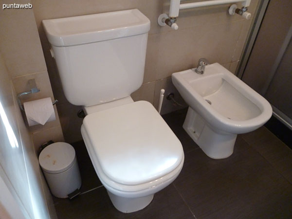 Vista del lateral sur de la cocina. Acondicionado con muebles bajo y sobre mesada.