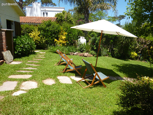 Detalle de cocina a gas y mesada con doble bacha de la cocina.