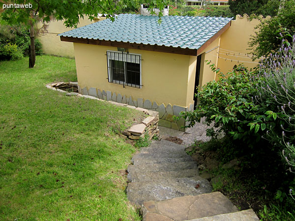 Barbacoa techada con quincho y acondicionada con gran mesa en madera con capacidad para 10 personas en sillas plegables.<br><br>Cuenta con mesada y bacha.