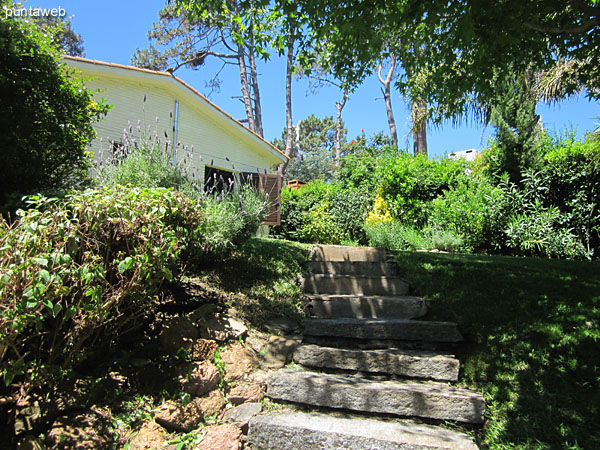 Jard�n trasero. Muy soleado y privado. A la derecha de la imagen el cuarto de servicio.