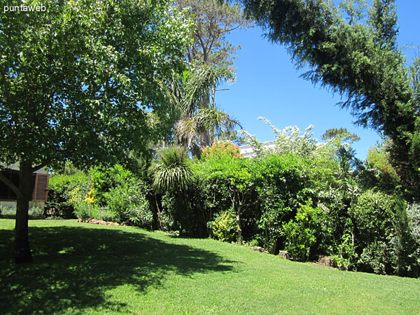 Vista general del cuarto y ba�o de servicio desde el jard�n trasero de la casa ubicados en el lateral norte del predio.